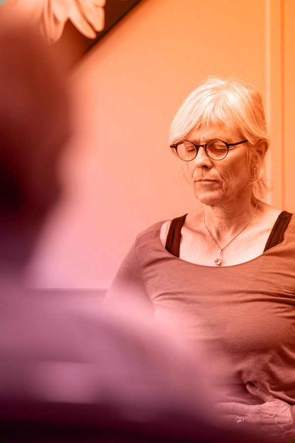 Petra Schroeter, cours en institution de yoga assis ou en fauteuil
